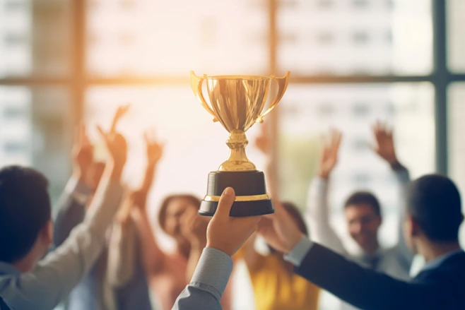 商务团队手拿奖杯企业文化精神人物摄影图